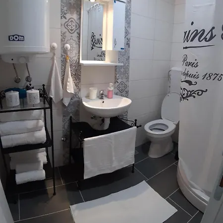 Away From With Private Parking 아파트 노비사드