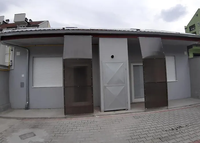 Daire Away From With Private Parking Novi Sad